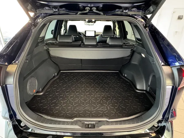 Car image 26