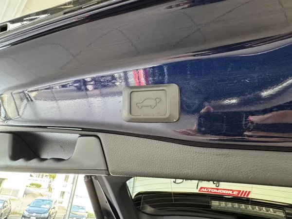 Car image 27