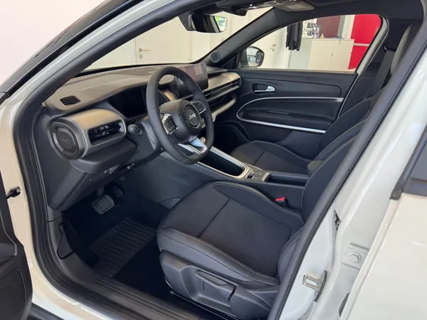 Car image 9