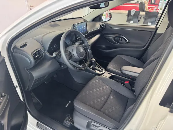 Car image 9
