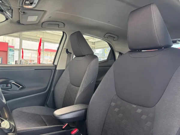 Car image 11