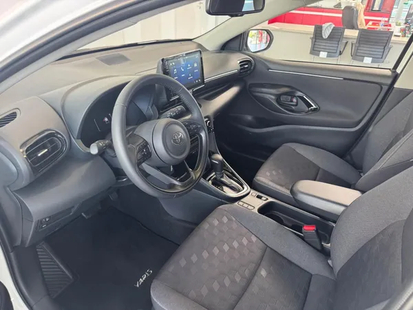 Car image 9