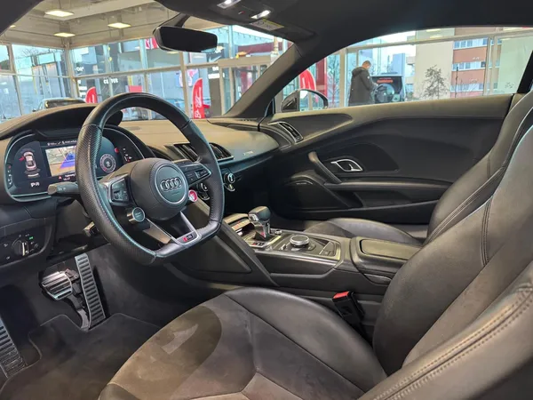Car image 9
