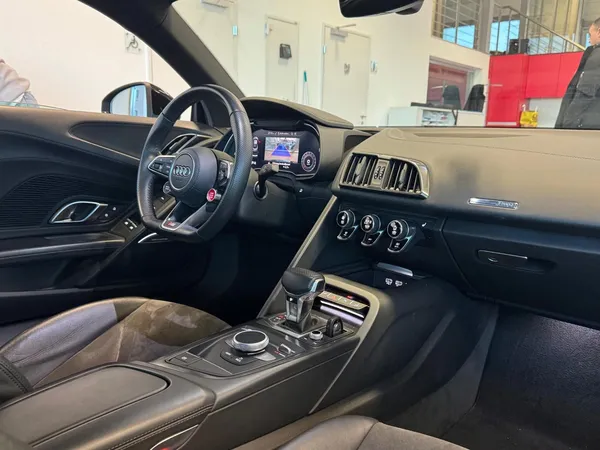 Car image 10