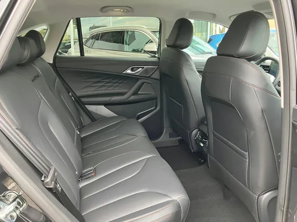 Car image 9