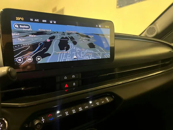 Car image 12