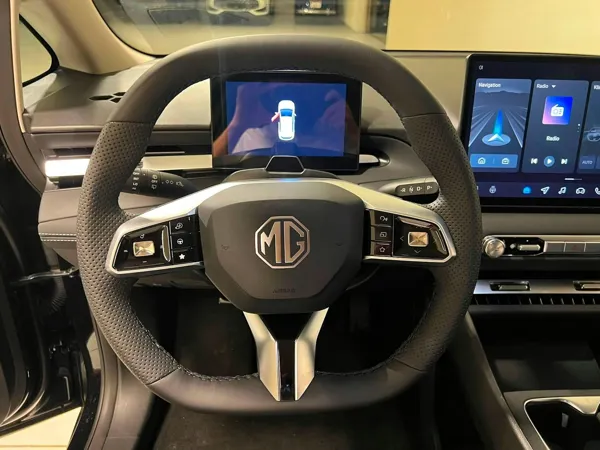 Car image 9