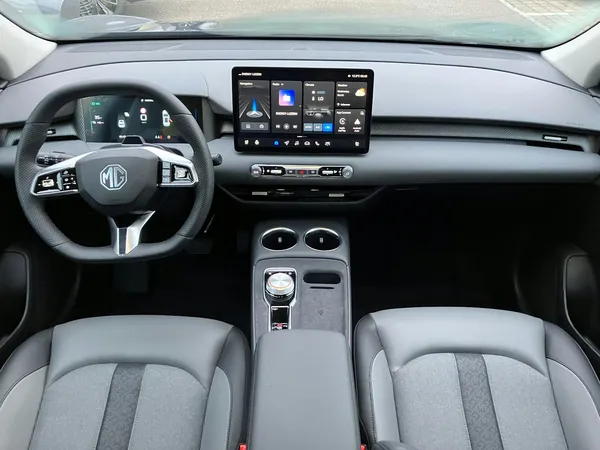Car image 10