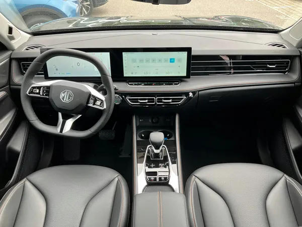 Car image 10