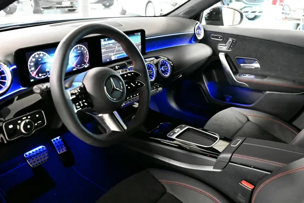 Car image 12