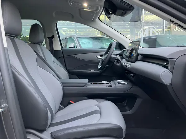Car image 9