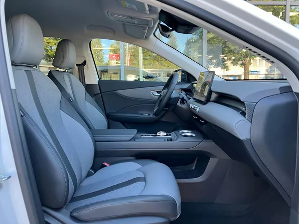 Car image 8