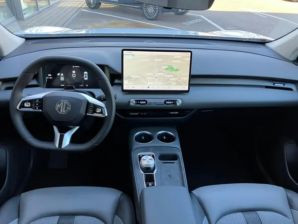 Car image 9