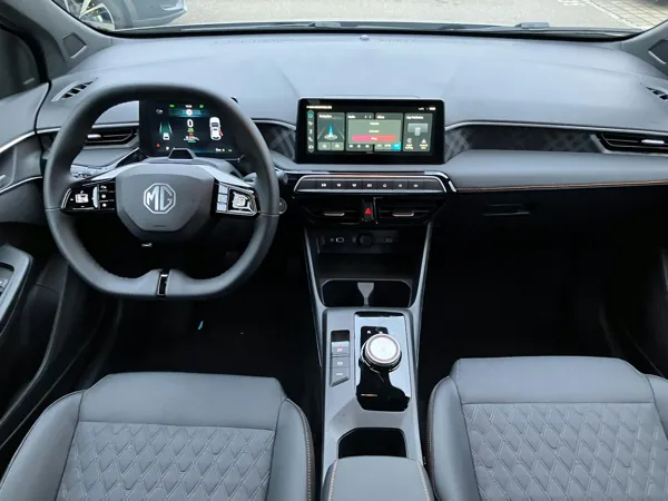 Car image 9