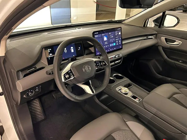 Car image 10