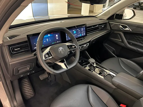 Car image 10