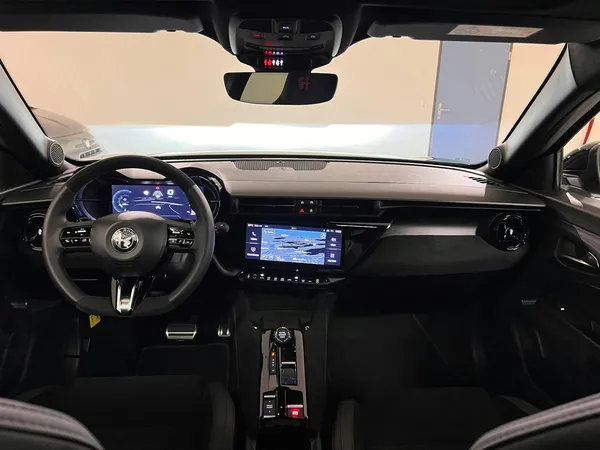 Car image 12