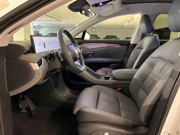 Car image 9