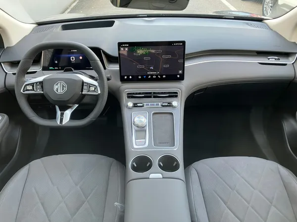 Car image 9