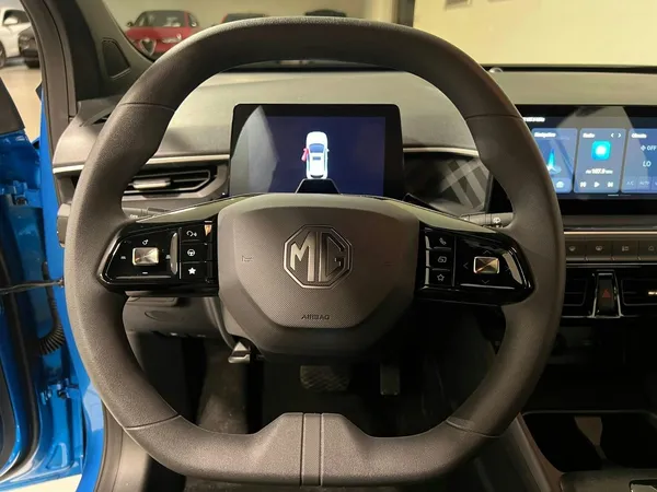 Car image 10
