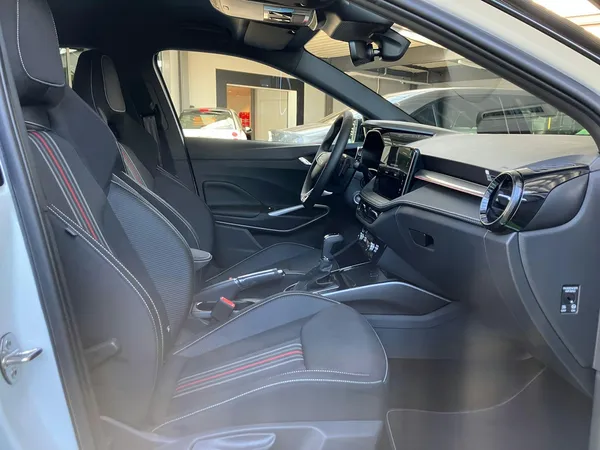 Car image 10