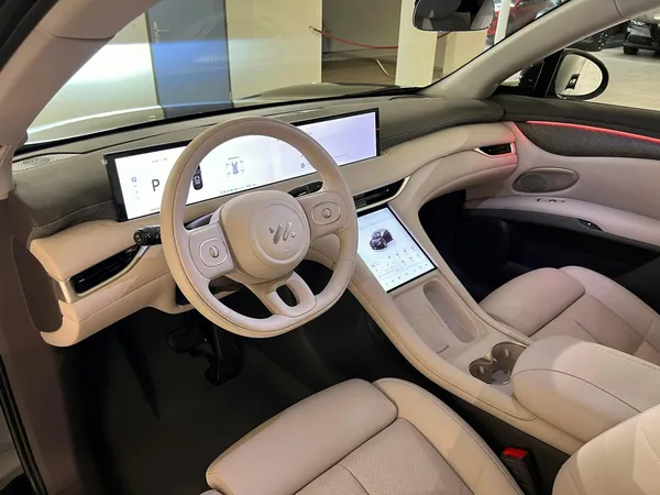 Car image 10
