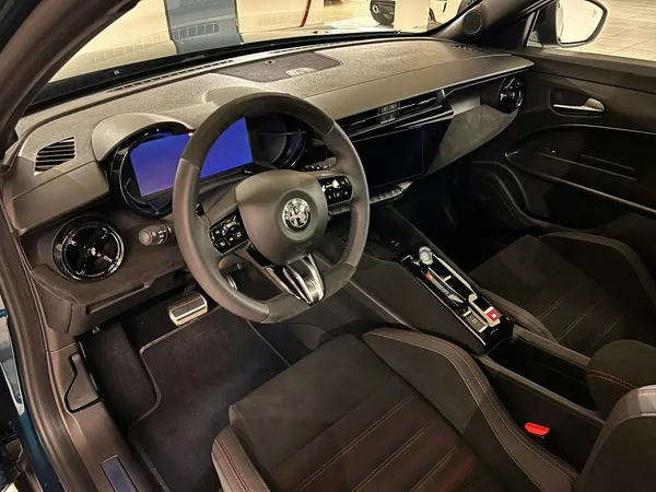Car image 11