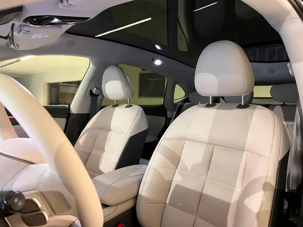 Car image 11