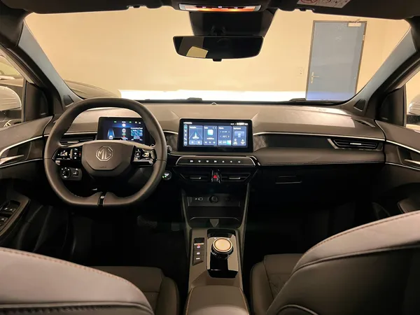 Car image 11