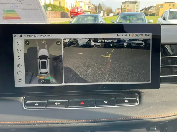 Car image 9