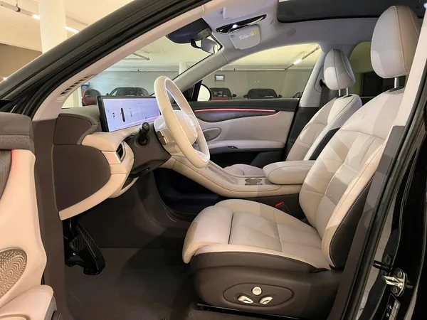 Car image 9