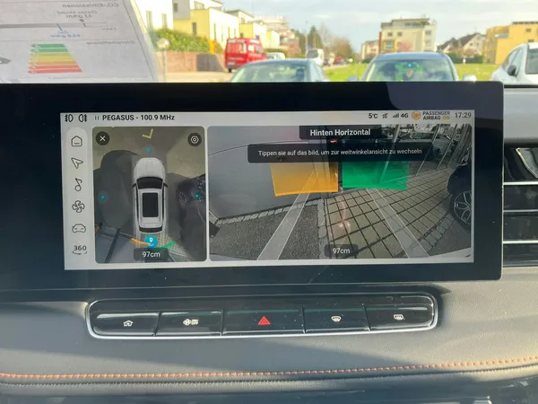 Car image 10