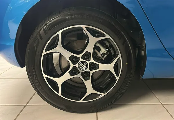 Car image 13