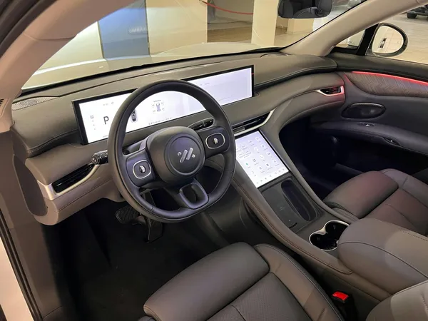 Car image 10