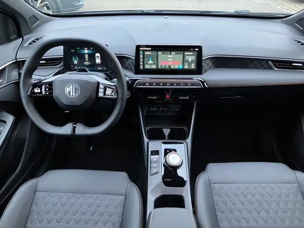 Car image 10