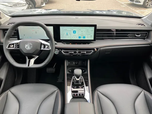 Car image 9