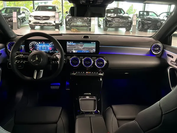 Car image 12