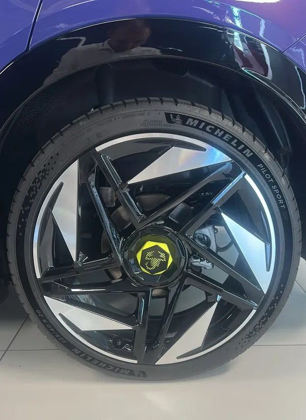 Car image 11