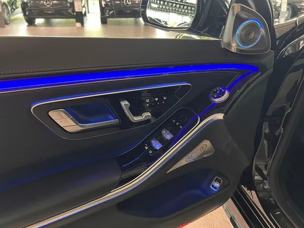Car image 14