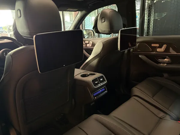 Car image 12