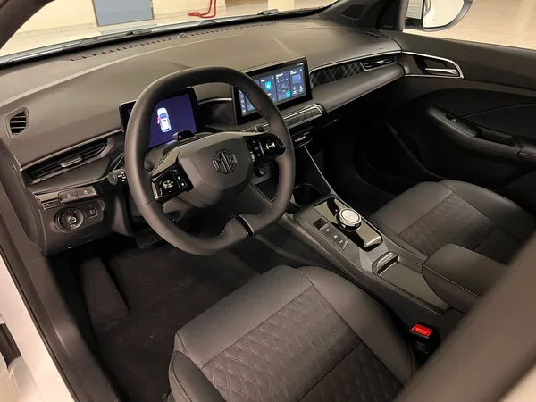 Car image 10