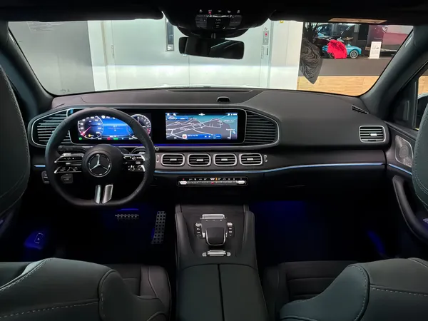Car image 12