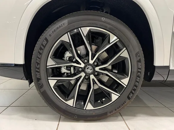 Car image 10